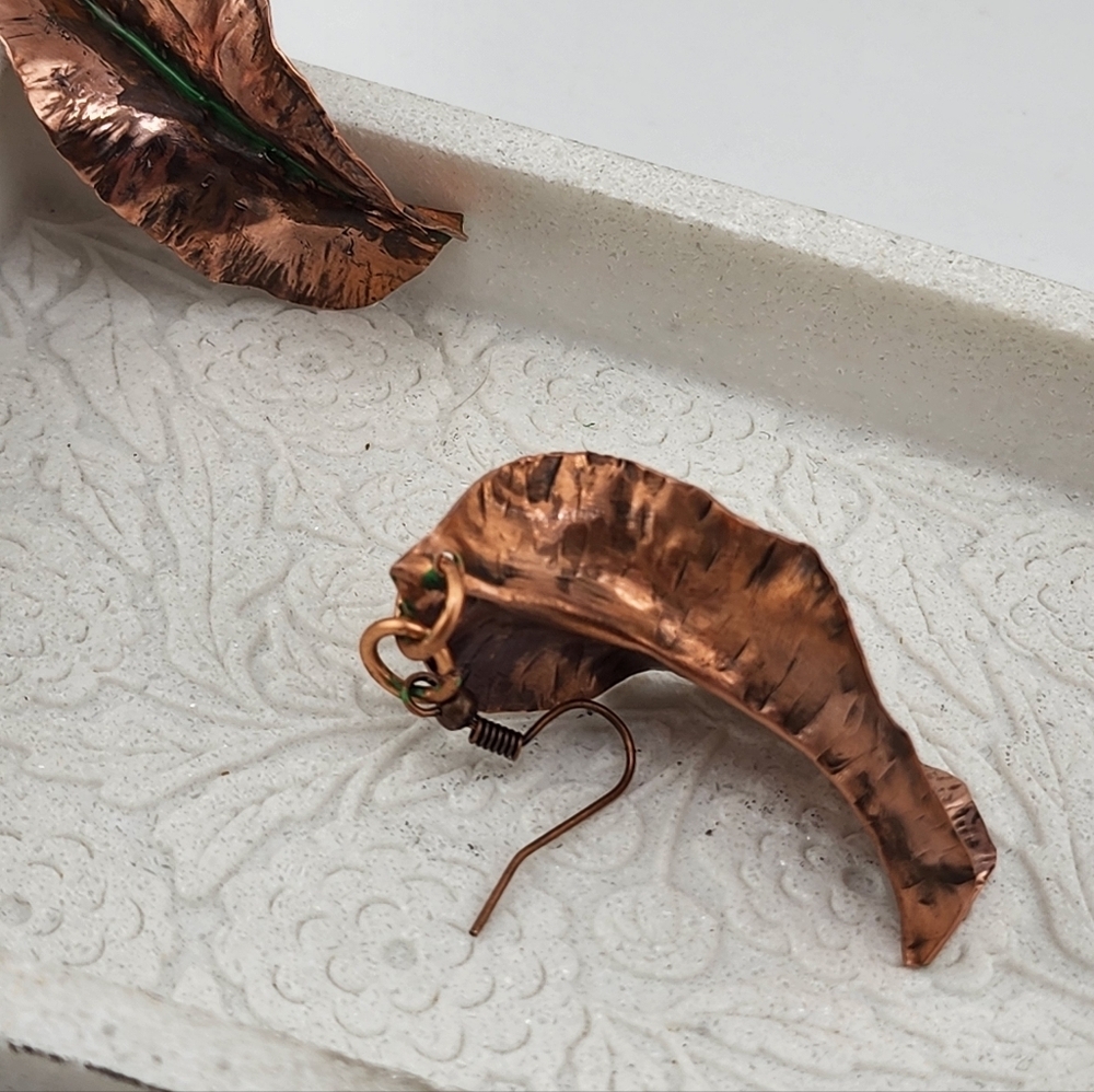 COPPER HAMMERED LEAVES & GREEN PATINA DANGLING EARRINGS - Picture 7 of 10